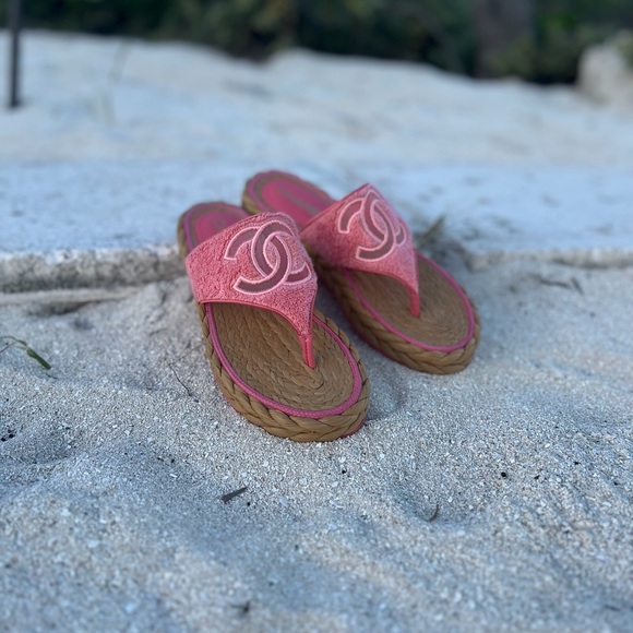 CHANEL Pink Terrycloth CC Logo Raffia Thong Sandals - Picture 2 of 3